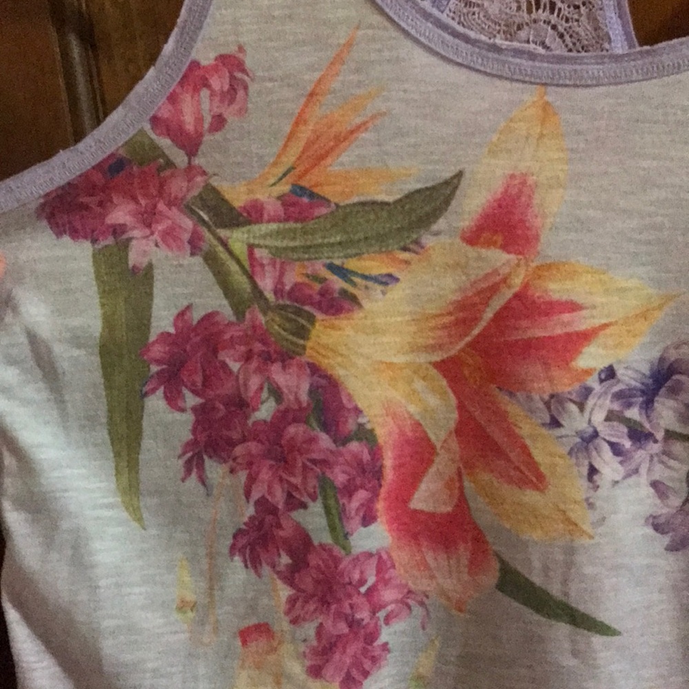 Gorgeous Floral 🌸 Lace Back Tank - Picture 6 of 8